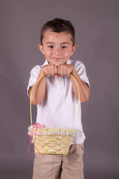 Mały chłopiec z Koszyczek wielkanocny — Zdjęcie stockowe