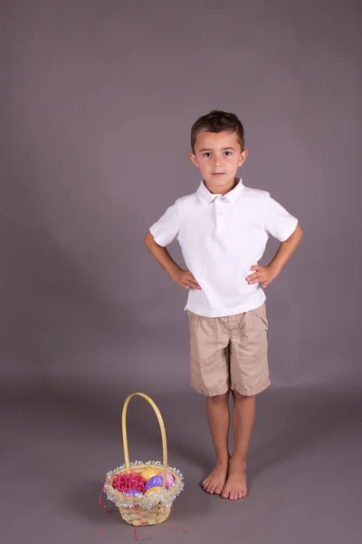 Malý chlapec s košíkem velikonoční vajíčko — Stock fotografie