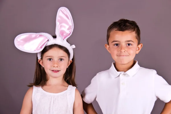 Chlapec a dívka slaví Velikonoce — Stock fotografie