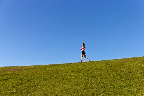 Mujer corriendo en un día de verano —  Fotos de Stock