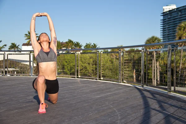 Chica hispana haciendo yoga — Foto de Stock