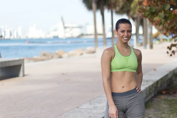 Fit, attractive hispanic woman ready to workout — Stock Photo, Image