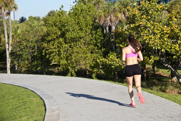 Meisje joggen langs een pad — Stockfoto