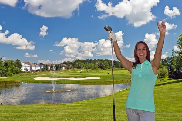 Gelukkig, aantrekkelijke vrouw op de golfbaan — Stockfoto