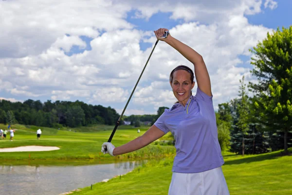 Golfista kobieta rozciągania z golf club — Zdjęcie stockowe