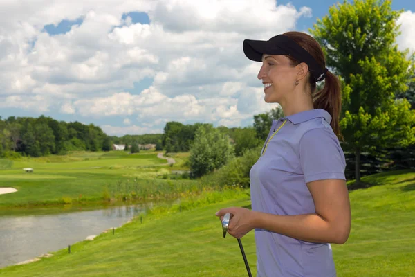 Golfista kobieta, patrząc na miejsce — Zdjęcie stockowe