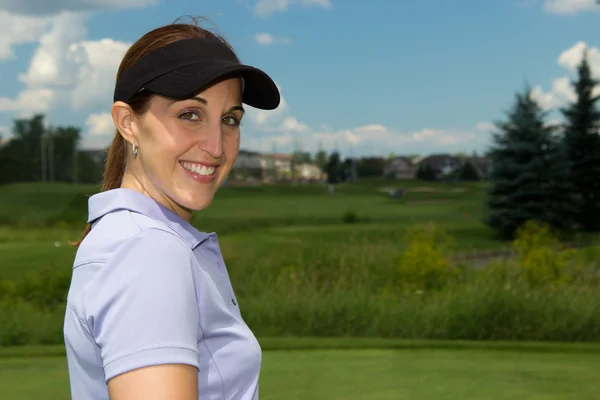 Aantrekkelijke vrouwelijke golfer op de golfbaan — Stockfoto