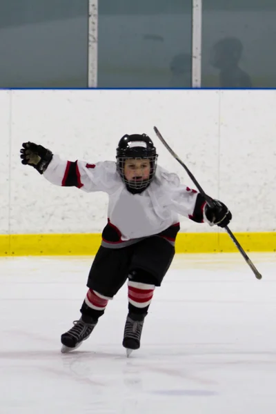 Jongen viert het scoren van een goal in ijshockey — Stockfoto