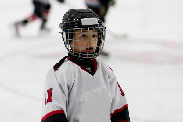 Ragazzo che gioca a hockey su ghiaccio — Foto Stock