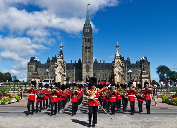 Ottawa, Kanada Ağustos 10, 2013 guard töreni Ottawa, Kanada Parlamentosu Hill değiştirme.