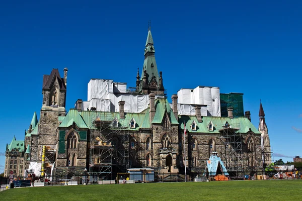 OTTAWA, Canada LE 10 AOÛT 2013 L'édifice de l'Ouest de la Colline du Parlement canadien en cours de restauration à Ottawa, Canada . — Photo