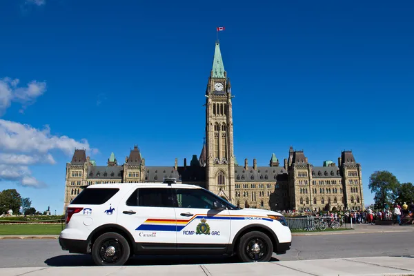 OTTAWA, CANADA AUGUST 10, 2013 Королевская канадская конная полиция (RCMP) охраняет здание парламента в Оттаве, Канада . — стоковое фото