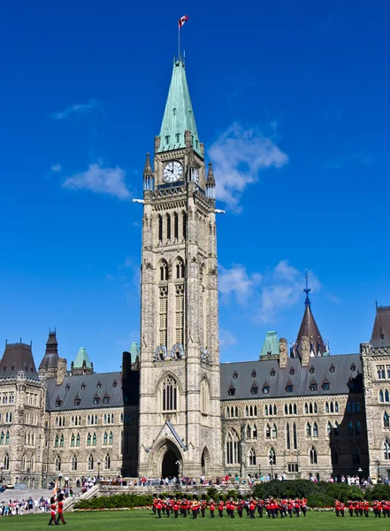 Ceremonia de cambio de guardia en el Parliament Hill de Canadá — Foto de Stock