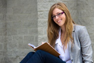 zeki genç genç kızın günlüğü okuma