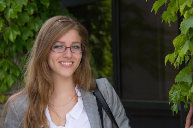 Kampüste çekici bir genç kadın portresi