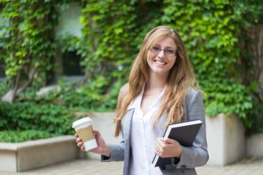 güzel üniversite öğrencisi portresi 