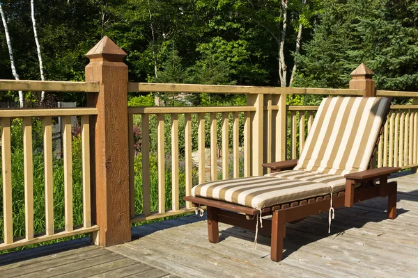 Om te zonnebaden stoel op een houten dek — Stockfoto