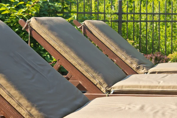 Close-up of sunbathing chairs in a row — Stock Photo, Image