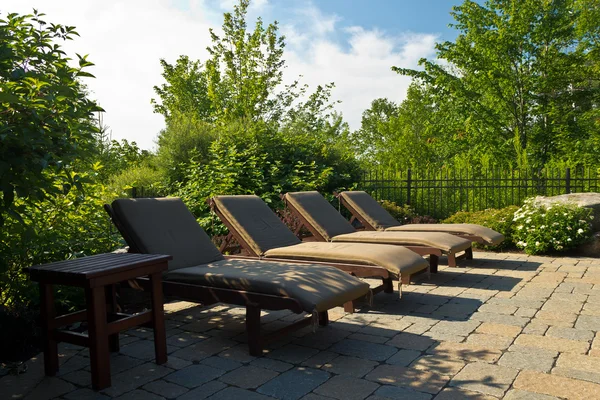 Gtoup of sunbathing lawn chairs outside on a sunny day — Stock Photo, Image