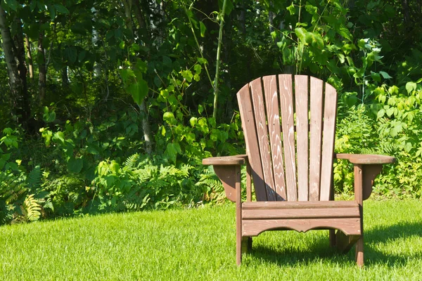 Adirondack Sommer-Rasenstuhl draußen auf dem grünen Gras — Stockfoto