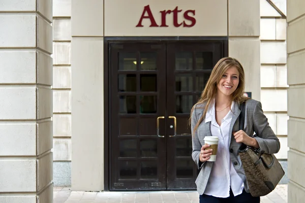 Retrato de una atractiva estudiante universitaria fuera del campus — Foto de Stock