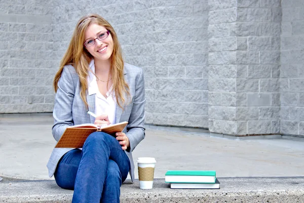 Estudiante universitario escribiendo en un diario - filtro aplicado — Foto de Stock