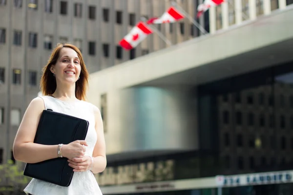 Alegre mujer de negocios caminando por el centro en una ciudad canadiense — Foto de Stock