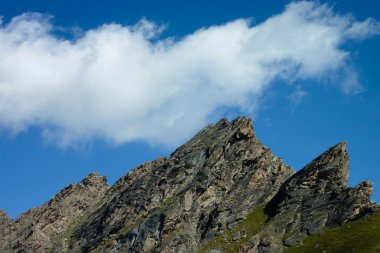 bir dağ sırtı yukarıda gökyüzünde bulutlar