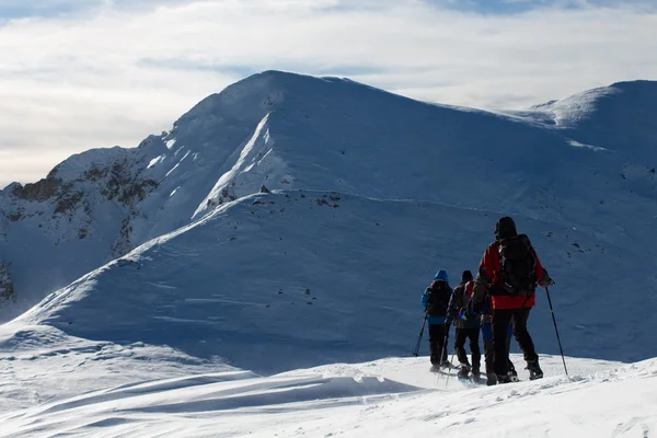 Schneeschuhwandern im Schnee — Stockfoto