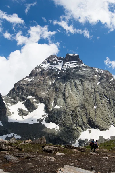 Caminantes al lado del Monviso — Foto de Stock