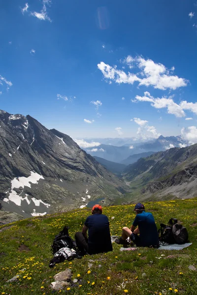 Excursionistas mirando el paisaje descansando en la cima Losetta — Foto de Stock