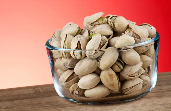 Pistachos en tazón — Foto de Stock