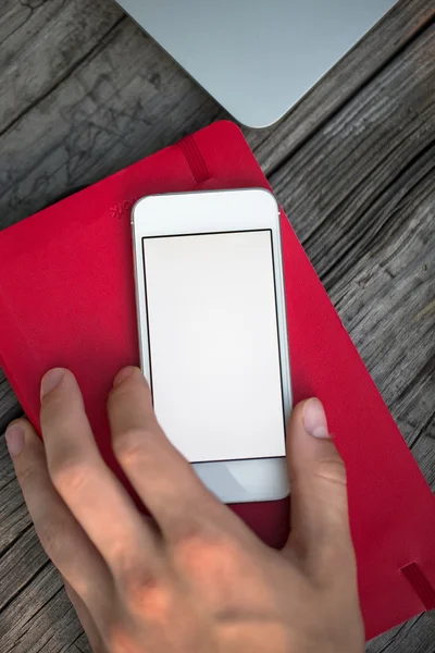 Hombre usando el teléfono móvil en la mesa — Foto de Stock