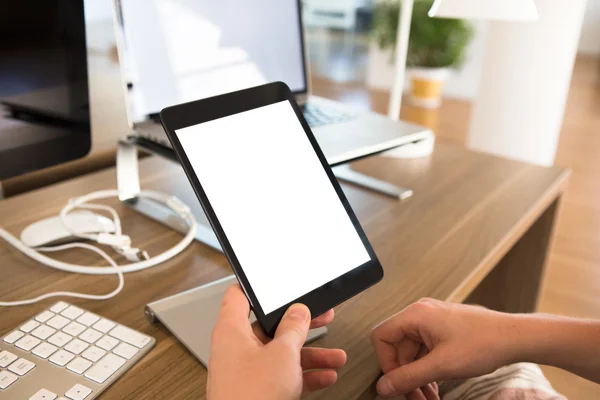 Mann hält Tablet-PC bei der Arbeit. — Stockfoto