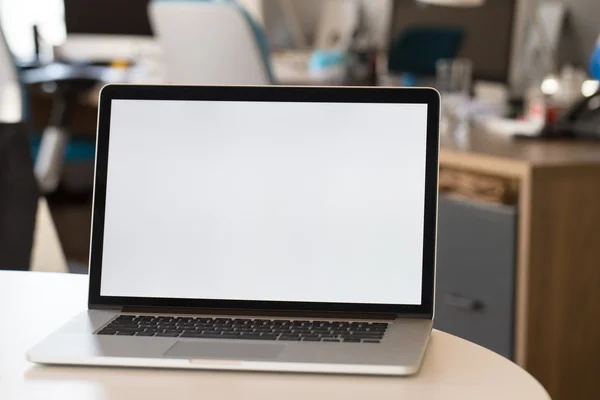 Laptop auf dem Tisch im Büro. Stockbild