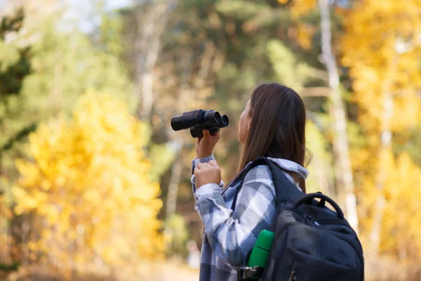 Mladá Turistka Kráčí Podzimním Lesem Dívá Dalekohledem — Stock fotografie