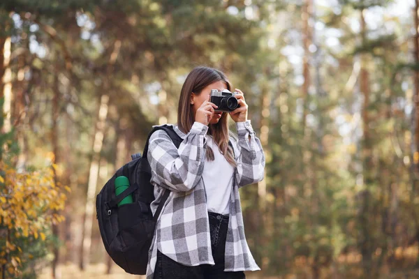 Una Giovane Turista Passeggia Nel Bosco Con Una Macchina Fotografica — Foto Stock