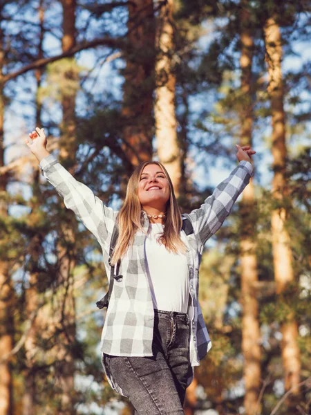 Una Turista Felice Campeggio Attraverso Foresta Con Uno Zaino Sulla — Foto Stock