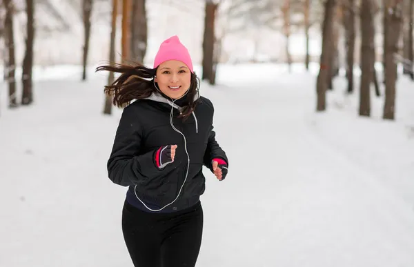 Biegnąca Kobieta Biegaczka Biegająca Zimnym Lesie Ciepłej Sportowej Odzieży Biegania — Zdjęcie stockowe