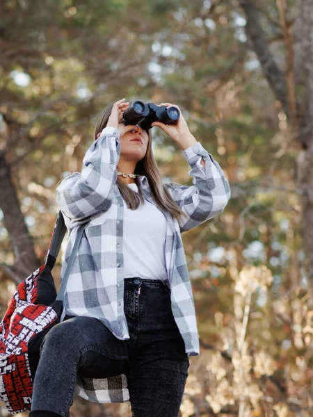 Giovane Turista Cammina Attraverso Foresta Autunnale Con Uno Zaino Guardando — Foto Stock