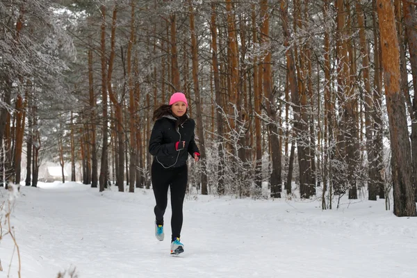Biegaczka Sportowa Biegaczka Biegająca Zimnym Lesie Ciepłej Sportowej Odzieży Biegania — Zdjęcie stockowe