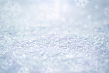 Kar yüzeyinin makro dokusu. Bokeh röfleleri ve muhteşem ışıklandırma efektiyle. Yazıtlar için bir yeri var.