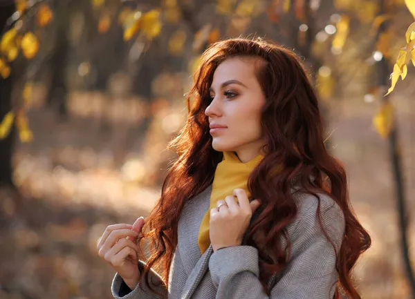 Portret Van Mooie Jonge Vrouw Lopen Buiten Herfst Park — Stockfoto