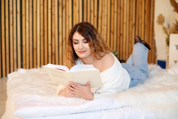 Vacker Ung Kvinna Läser Bok Inomhus Liggande Soffan — Stockfoto
