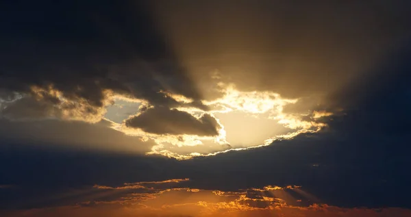 Resplandor Del Sol Cálido Tarde Través Las Nubes Concepto Paz —  Fotos de Stock
