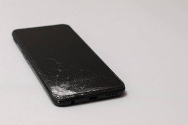 Gri arkaplanda bozuk ekran görüntüsü olan akıllı telefon