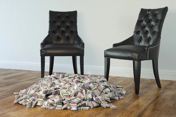 Duas cadeiras pretas no interior minimalista com pilha de dinheiro no laminado — Fotografia de Stock