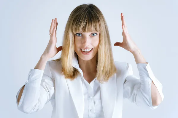 Schöne Geschäftsfrau oder Studentin, die ihr Glück ausdrückt (kaukasische hübsche Dame in weißen Kleidern) — Stockfoto