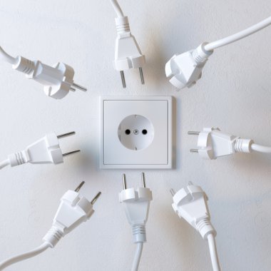 birçok elektrik fişleri duvar soket sürüm 2 güç için savaşıyoruz