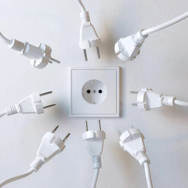 Viele Stecker kämpfen um Strom aus der Steckdose Version 2 — Stockfoto